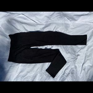 Black stretchy leggings.